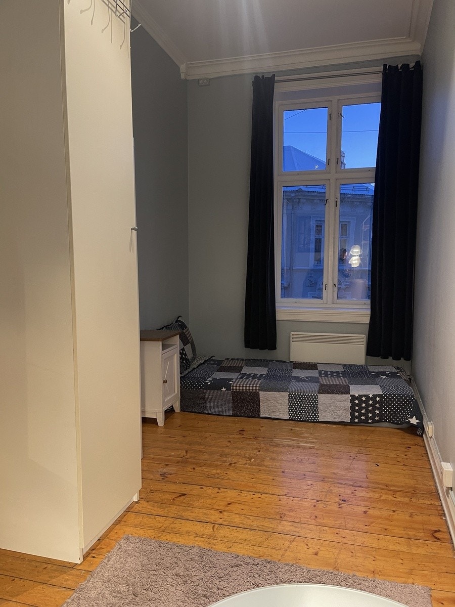 Ledig rom, ca 12 m2, delvis møblert. Galleribilde