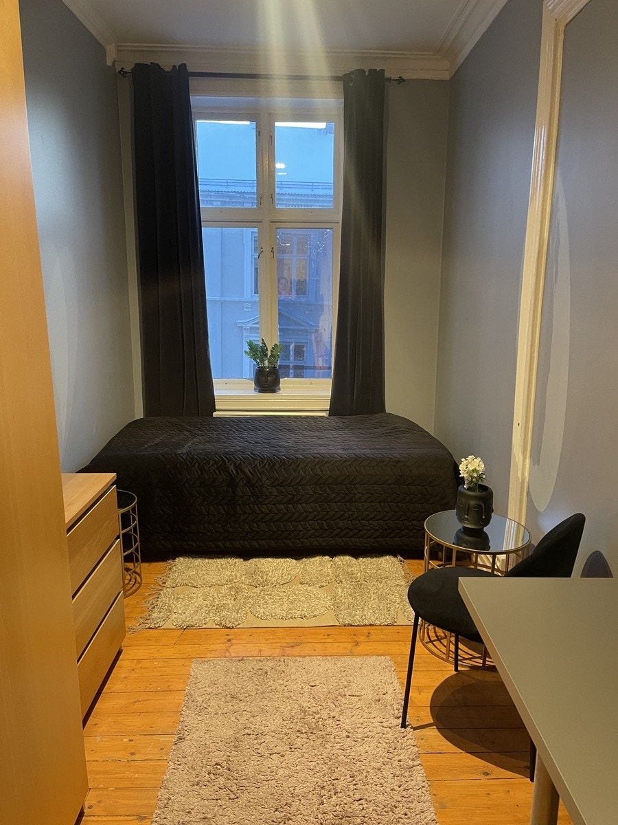 Ledig rom på ca 15m2. Møblert Galleribilde