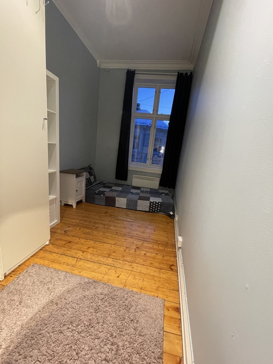 Ledig rom, ca 12 m2, delvis møblert. Galleribilde