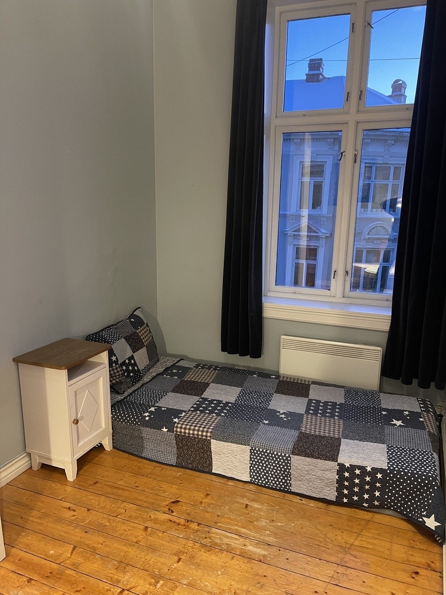 Ledig rom, ca 12 m2, delvis møblert. Galleribilde