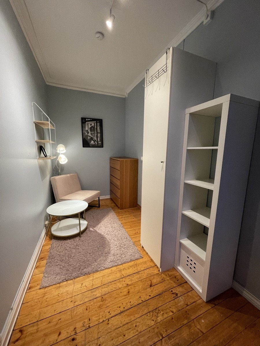 Ledig rom, ca 12 m2, delvis møblert. Galleribilde