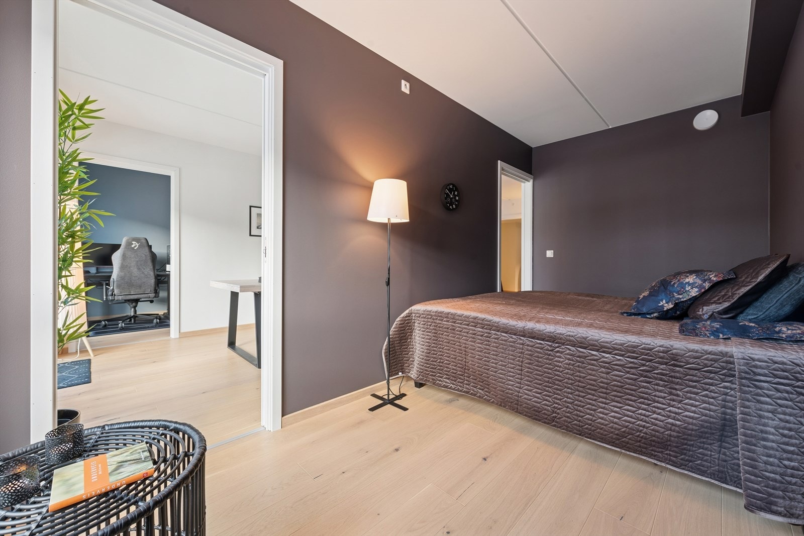 Soverommet er praktisk innredet med to skyvedører Galleribilde