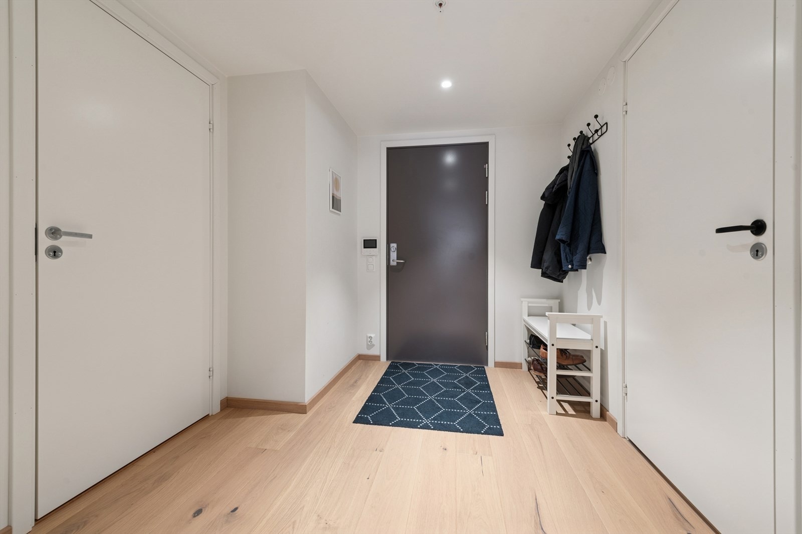 Romslig entré med bod i direkte dilknytning Galleribilde