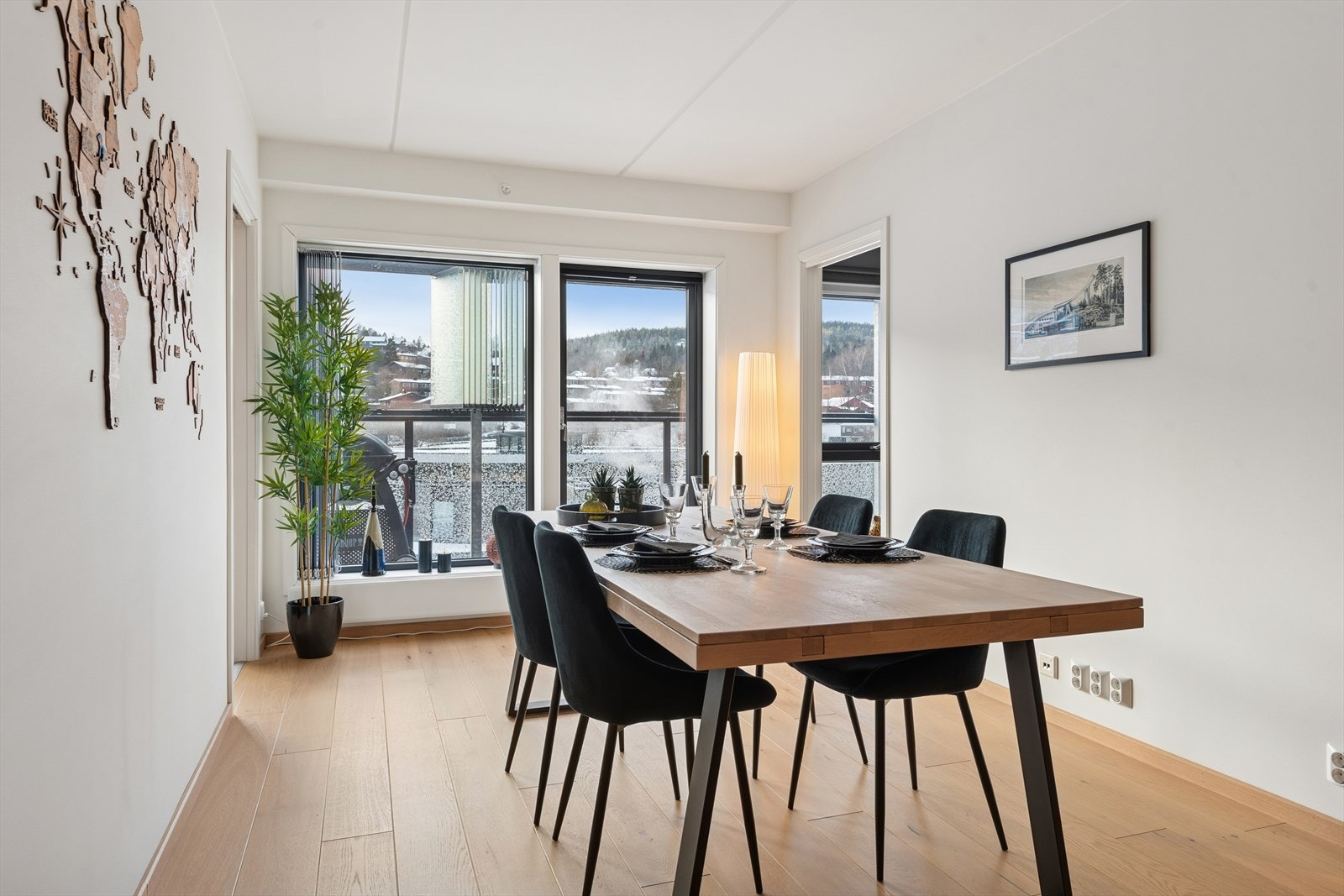 Store vindusflater sikrer rikelig med naturlig lys Galleribilde