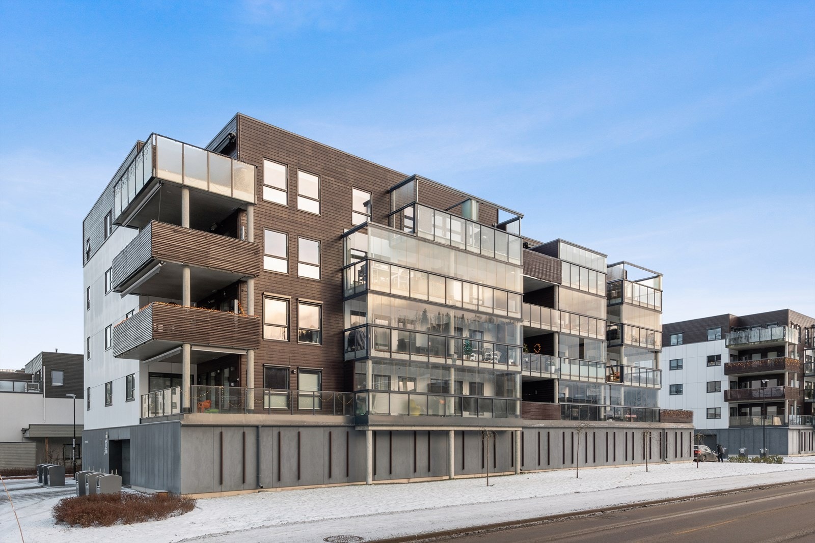 Leiligheten ligger flott til i toppetasjen med fantastiske solforhold og fin utsikt Galleribilde