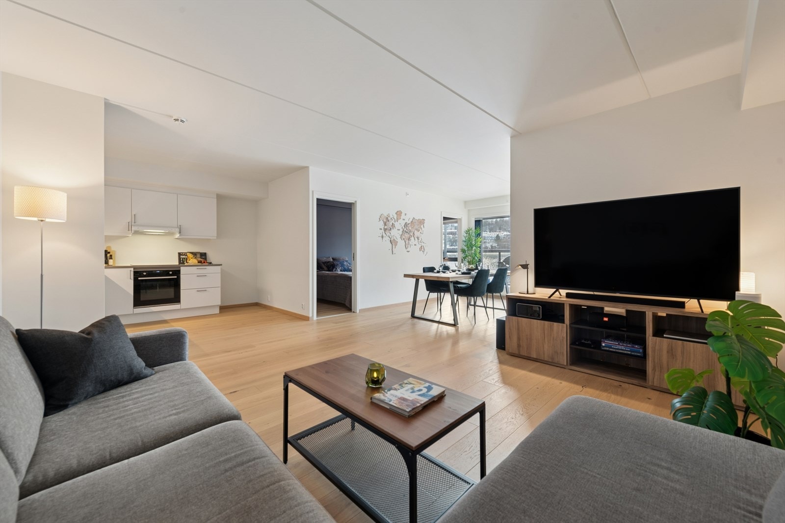 Gjennomgående høy standard med enstavs eikeparkett og balansert ventilasjon som gir et behagelig inneklima hele året Galleribilde