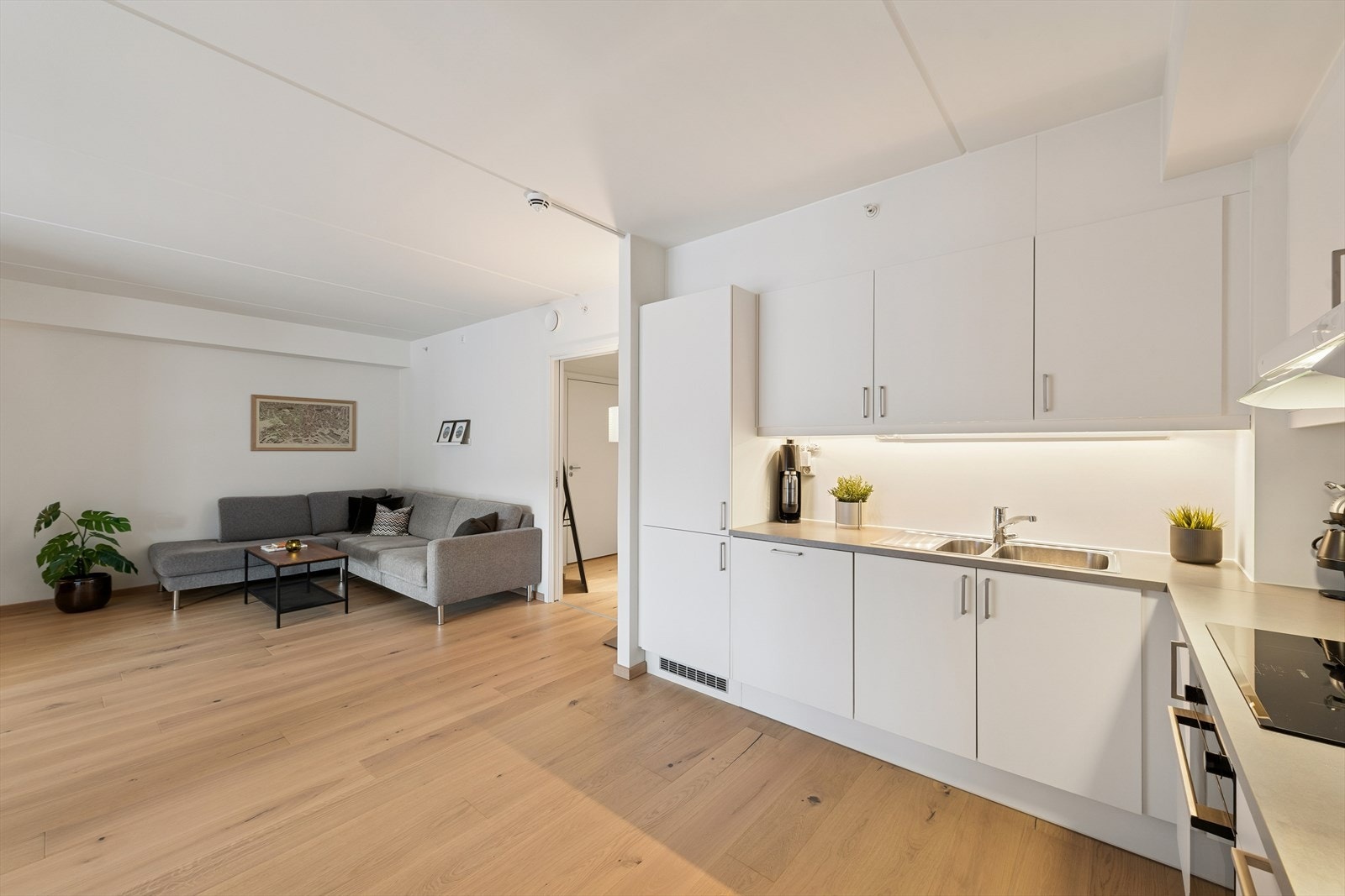 Stilrent kjøkken som gir deg rikelig med skap- og benkeplass Galleribilde