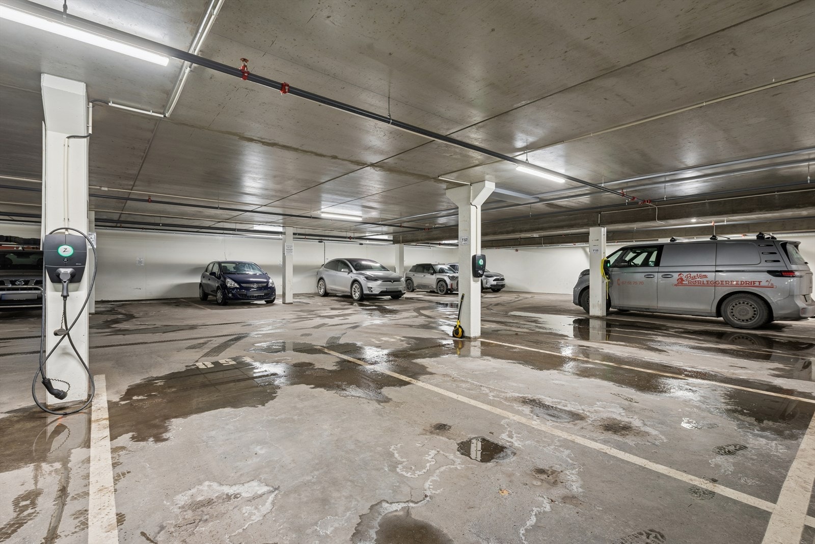 Det medfølger en garasjeplass med montert ladestasjon for elbil. Garasjeplassen ligger i garasjesameiet under Rema 1000. Galleribilde