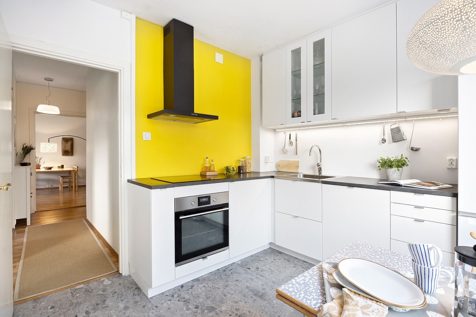 Kjøkkenet har integrert induksjonsovn, samt hevet benkeplate gir økt komfort. Galleribilde