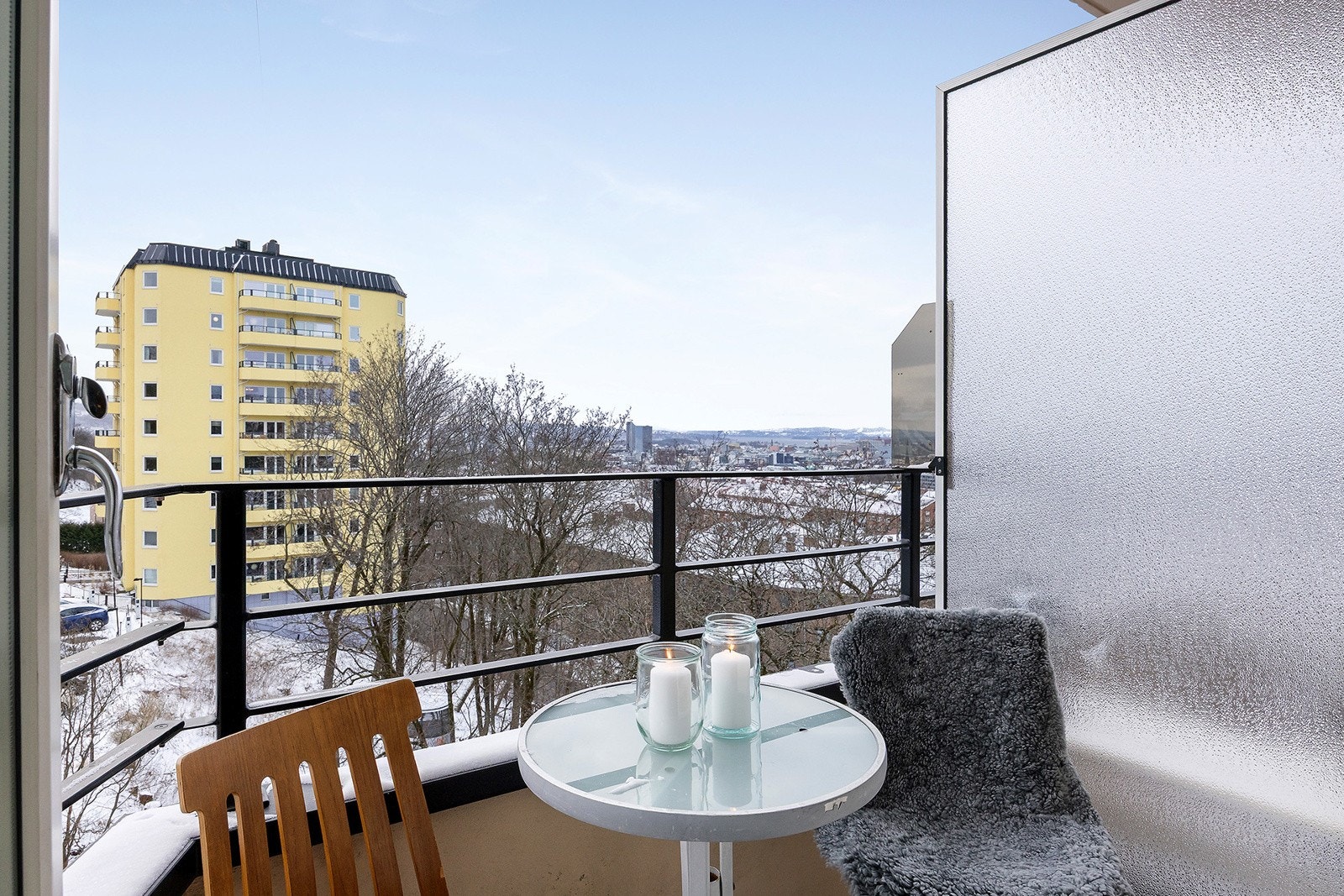 Leiligheten har en fin balkong på 2 kvadratmeter tilknyttet stuen. Mot syd/vest kan en av Oslos råeste utsikter skues. Galleribilde