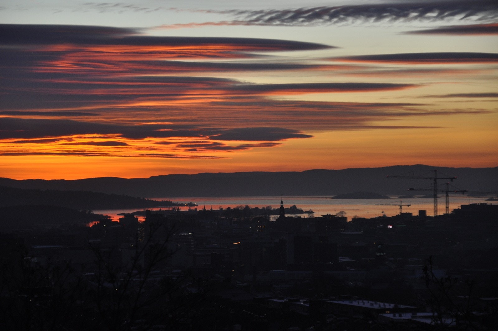 (privat bilde) Balkongen byr på en av Oslos råeste utsikter. Dramatisk solnedgang. Galleribilde