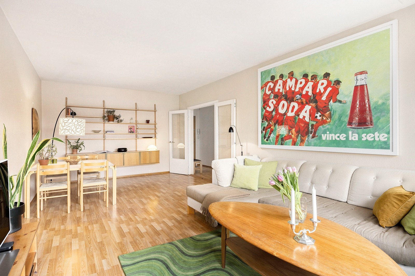 Stuen er lys og stor, og den generøse takhøyden gir en svært god romfølelse. Galleribilde