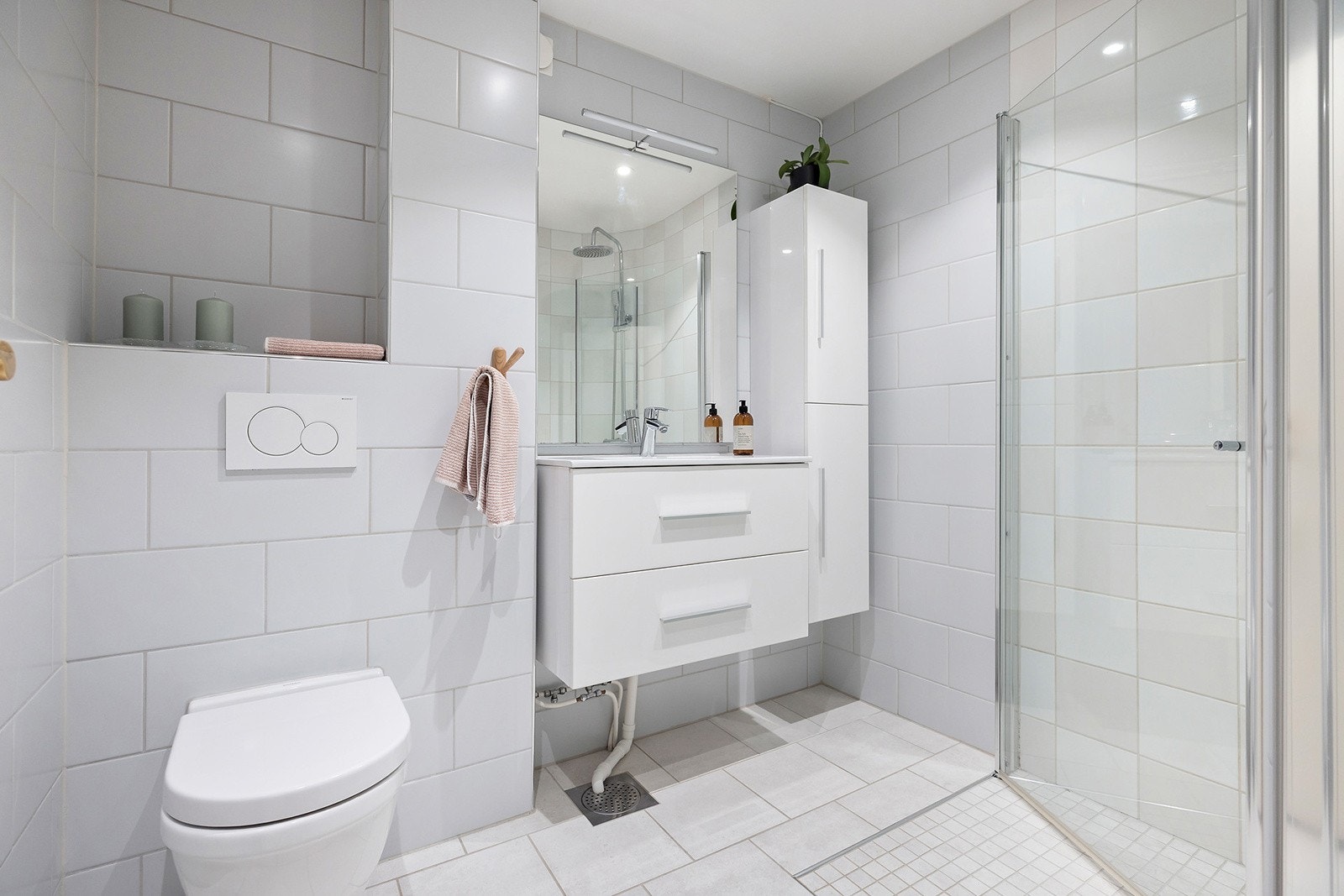 Badet er modernisert i 2018 med nye fliser og installasjoner. Galleribilde