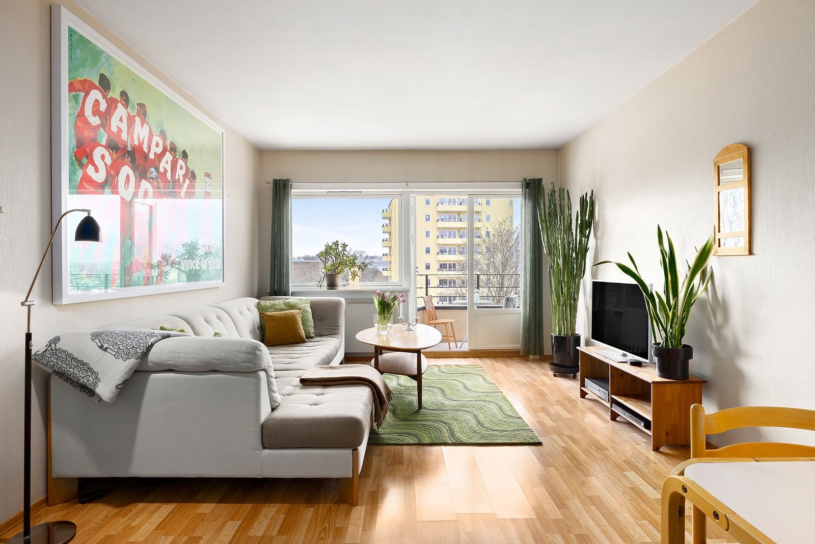 Velkommen til Hekkveien 3! En sjelden og attraktiv leilighet rett over Carl Berners Plass i Oslo! Galleribilde