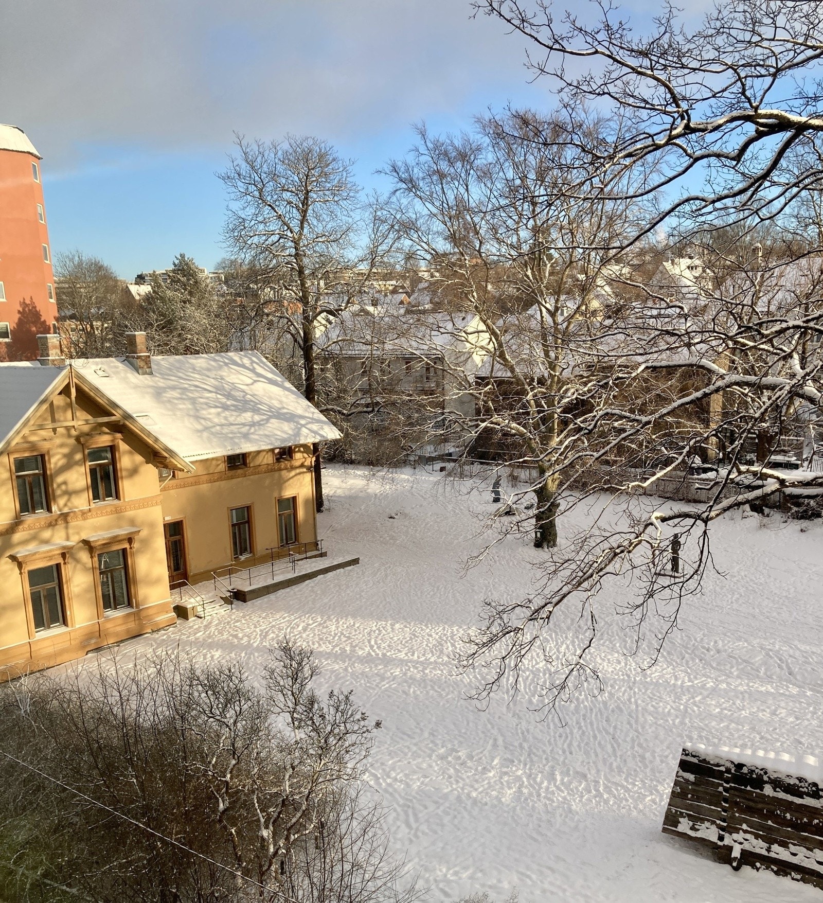 (privat bilde) Utsikt til billedhoggerforeningens vakre skulpturpark med kunstgalleri og kafe utenfor kjøkkenvinduet. Galleribilde