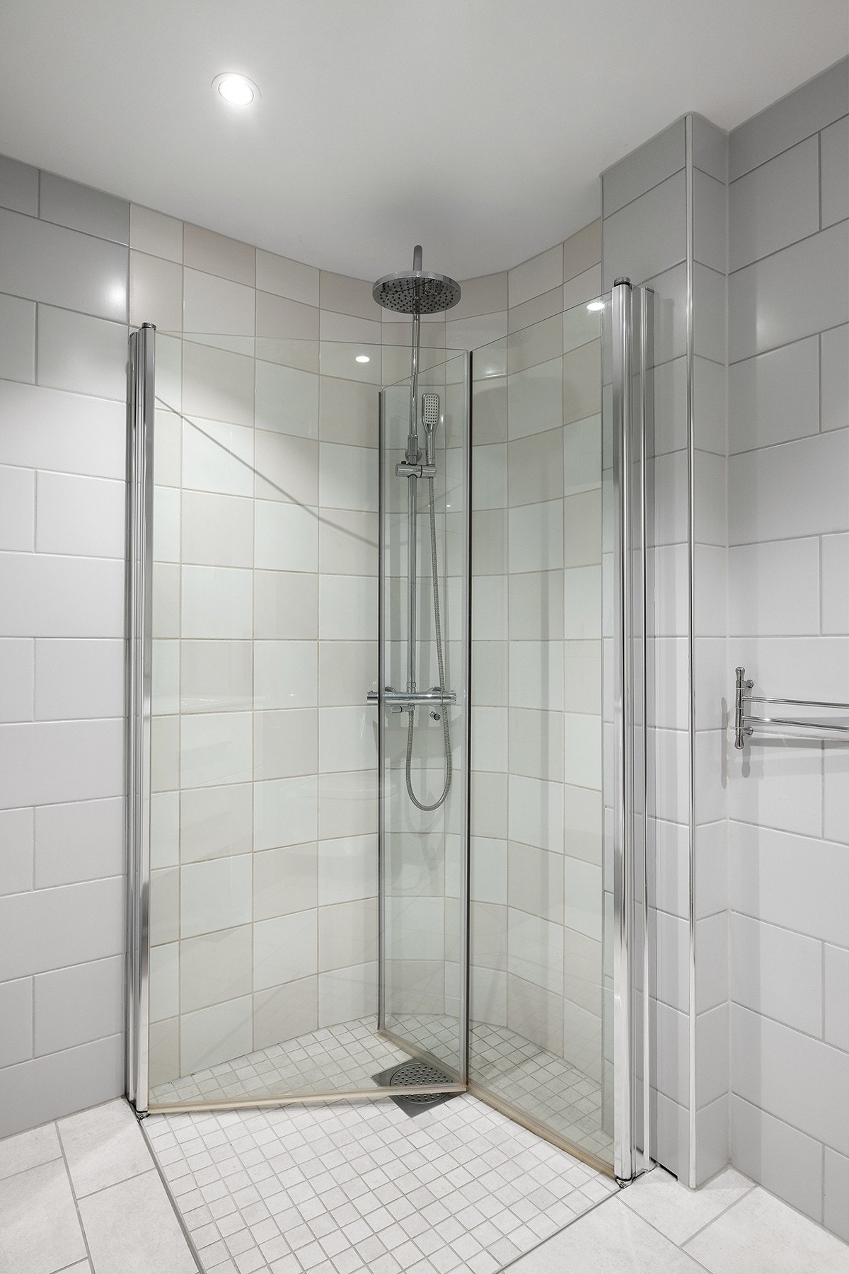 Blant annet disponerer badet et ekstra stort dusjhjørne og elektriske varmekabler. Galleribilde