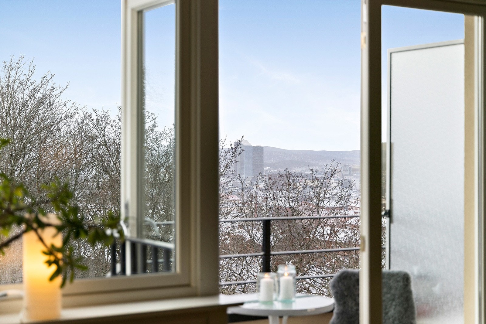 Byen åpner seg fra balkongen! Galleribilde