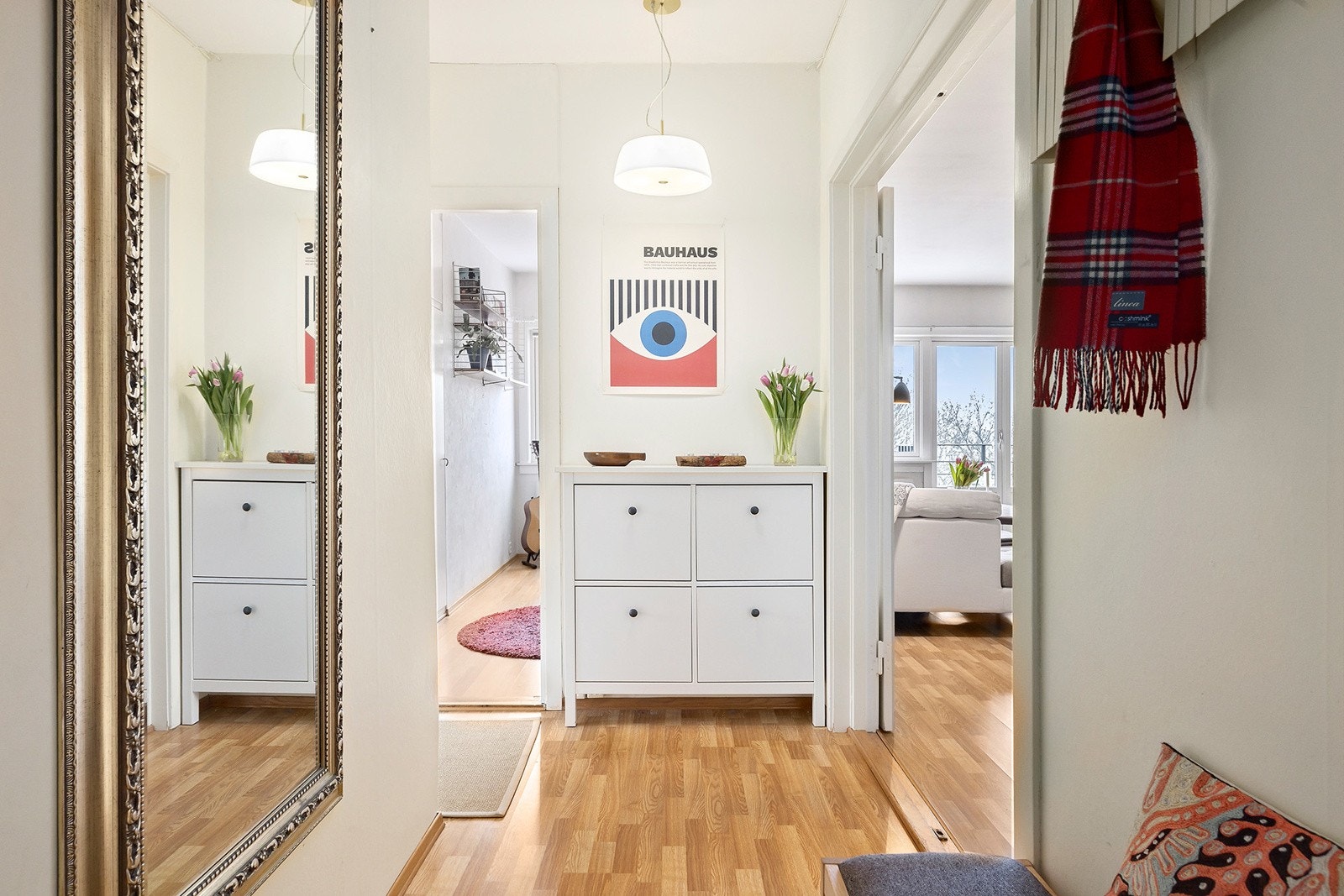 Flere av de originale detaljene fra 50-tallet er beholdt i leiligheten. Disse sammen med takhøyden og romløsningen reflekterer klassisk skandinavisk stil. Galleribilde