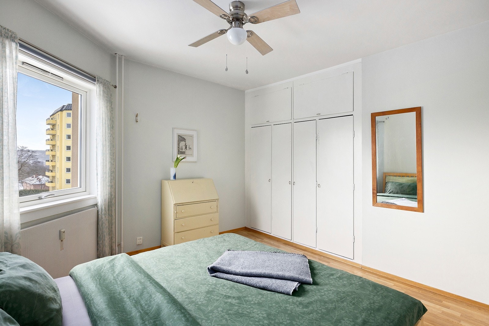 Soverommet har pent utsyn fra vinduer og disponerer originale plassbygde garderobeskap fra 50-tallet. Galleribilde