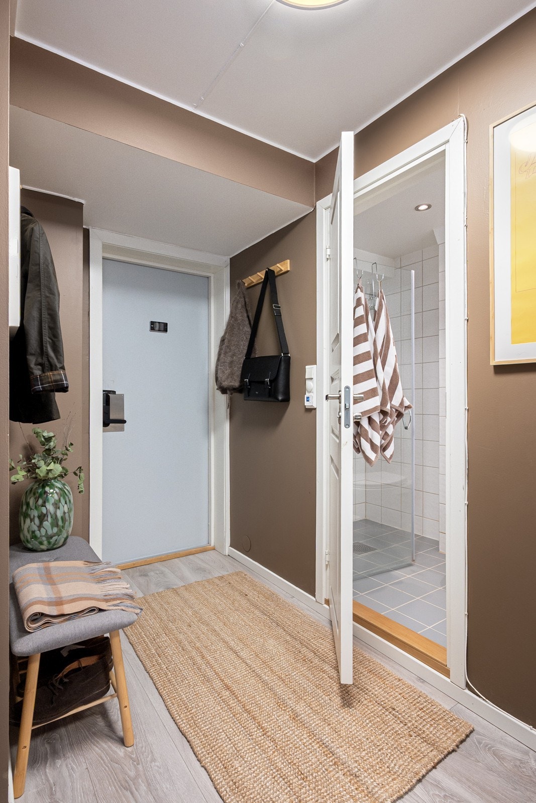 Det ble montert elektrisk kodelås på ytterdør i 2025, som gir en moderne og praktisk adkomstløsning. Galleribilde