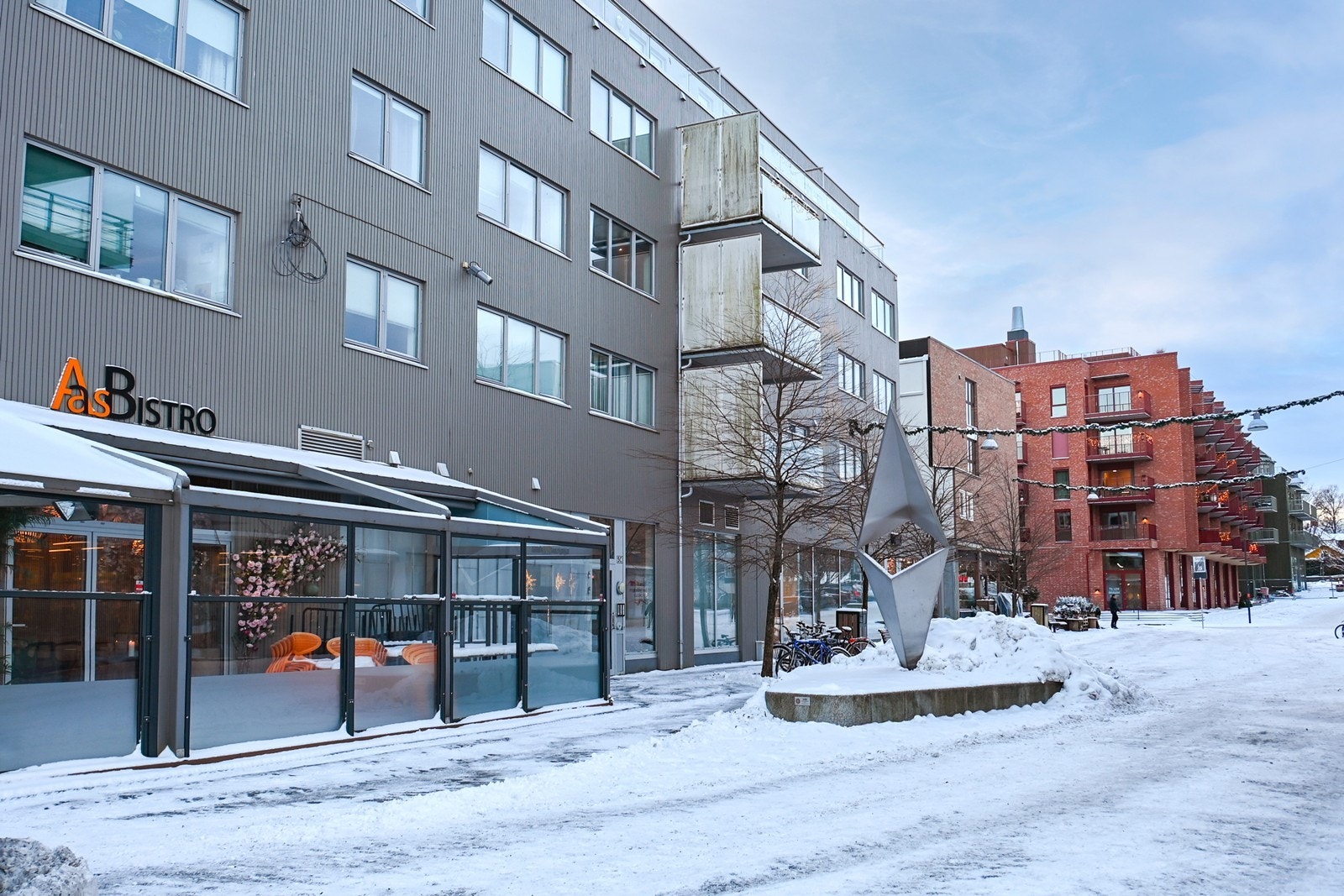 Ås sentrum har flere spisesteder i en armlengdes avstand. Ås bistro ligger rett utenfor. Galleribilde