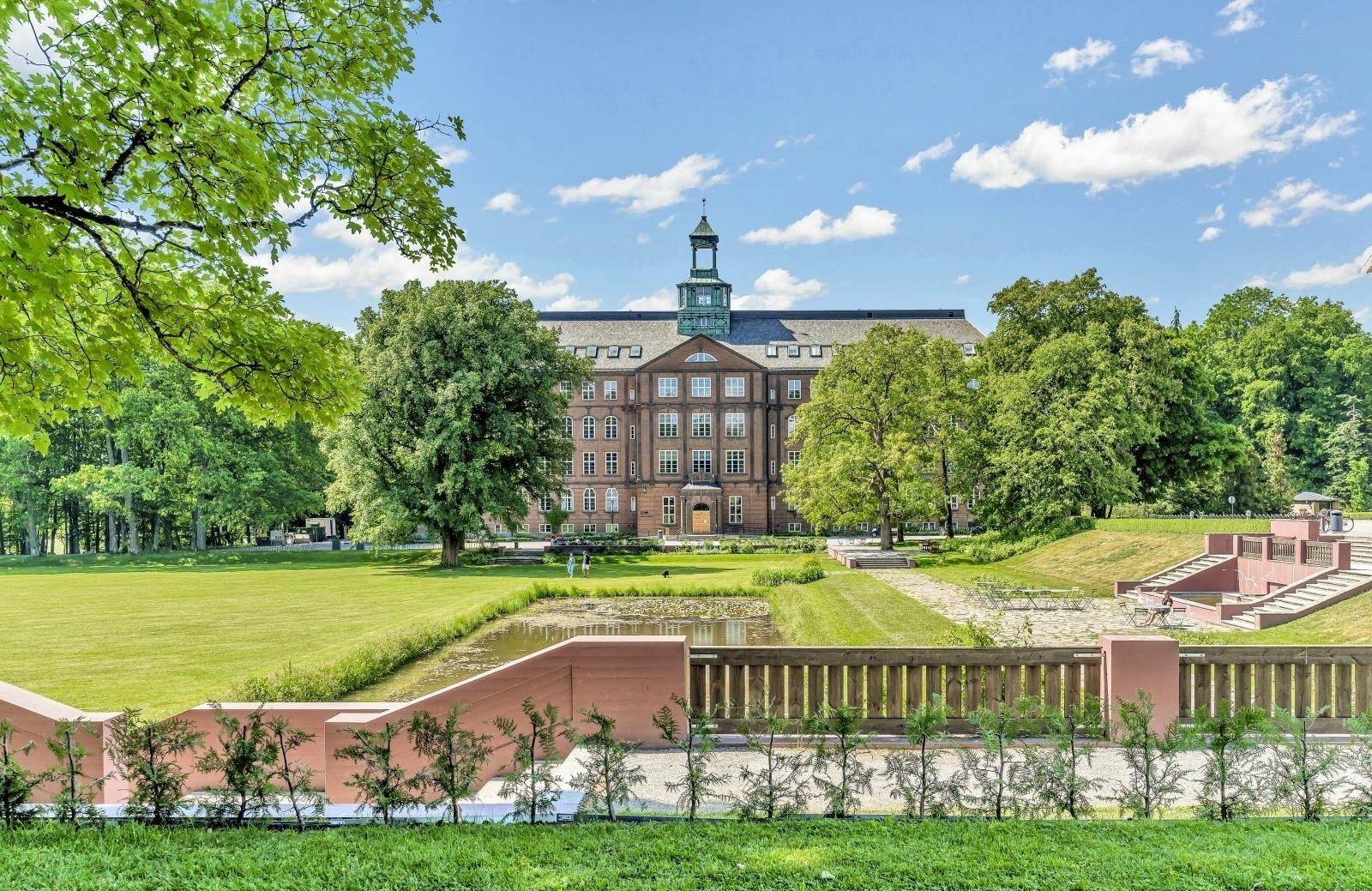 Ærverdige NMBU ligger kun en kort spasertur unna. Galleribilde