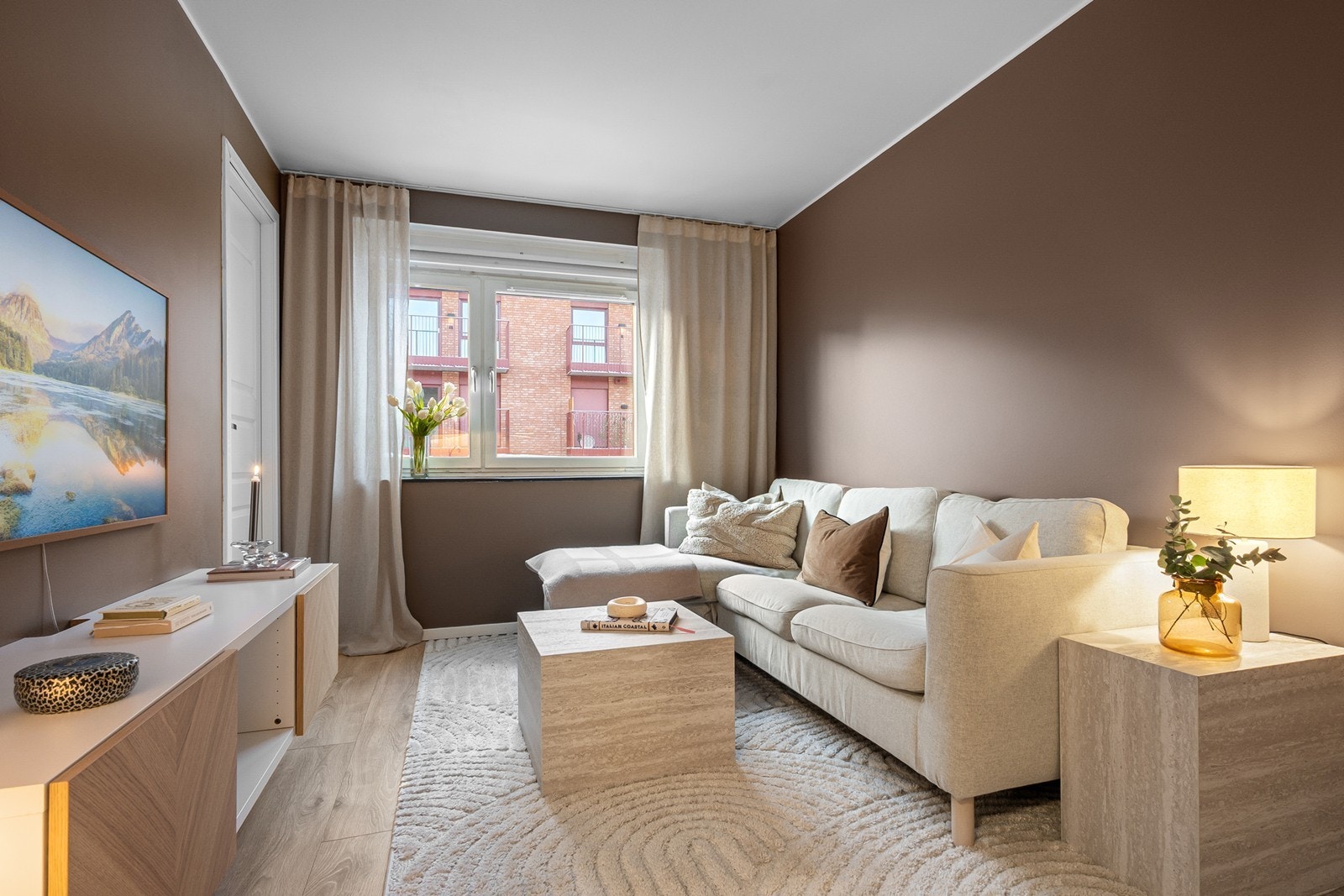 Følgende inventar i stuen medfølger handelen: TV - Samsung The Frame (2024), TV-benk (ny 2024), Sofa (ny 2024), Sofabord (ny 2024). Galleribilde