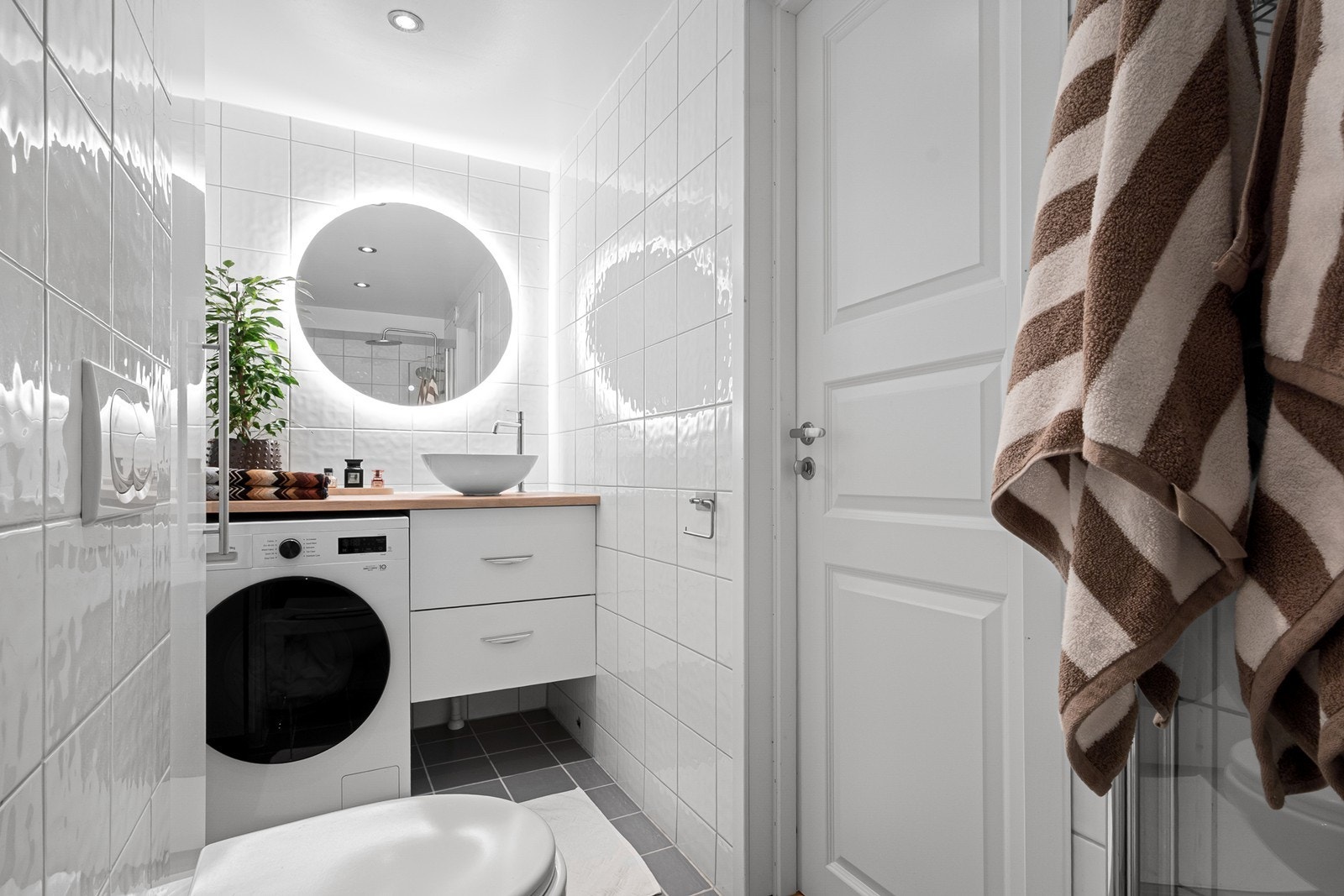 Badet er flislagt på vegger og gulv, og har gulvvarme. Galleribilde