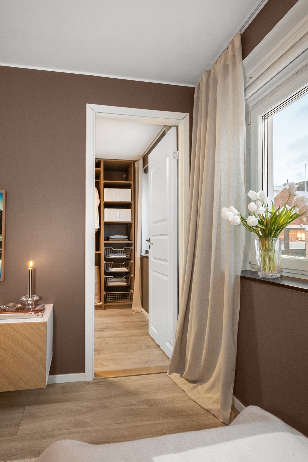 Fra stuen er det adkomst til soverommet. Galleribilde