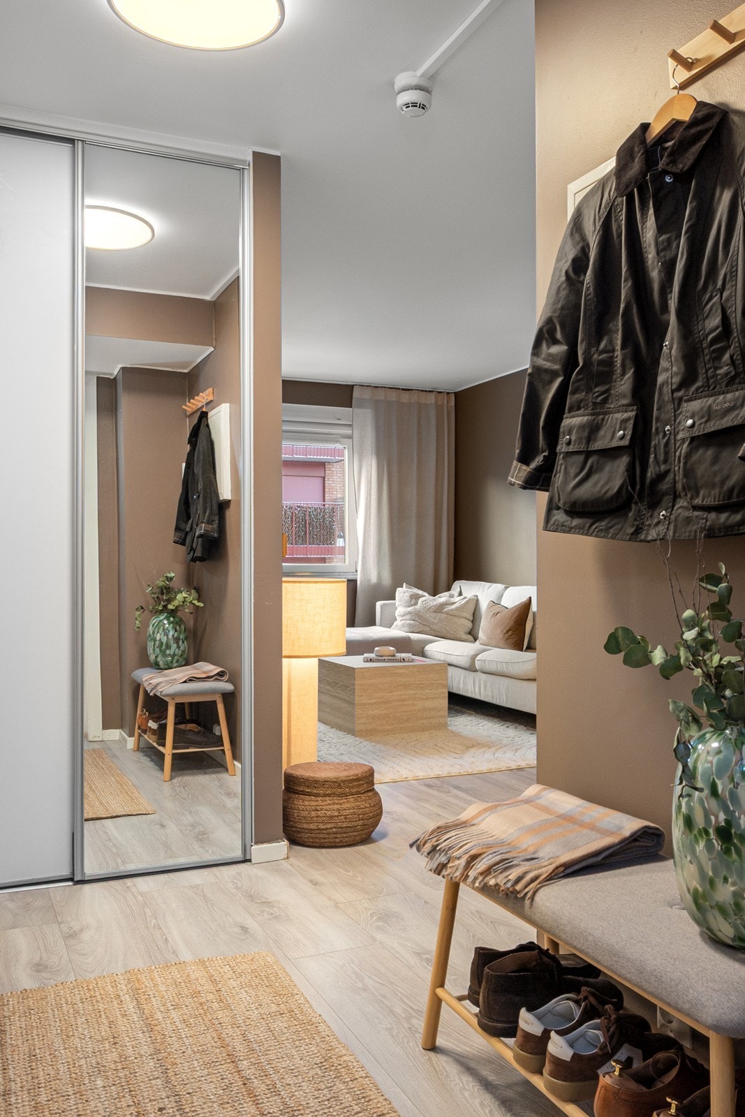 Leiligheten har en innbydende entré med god plass til både jakkeoppheng og skohyller. Galleribilde