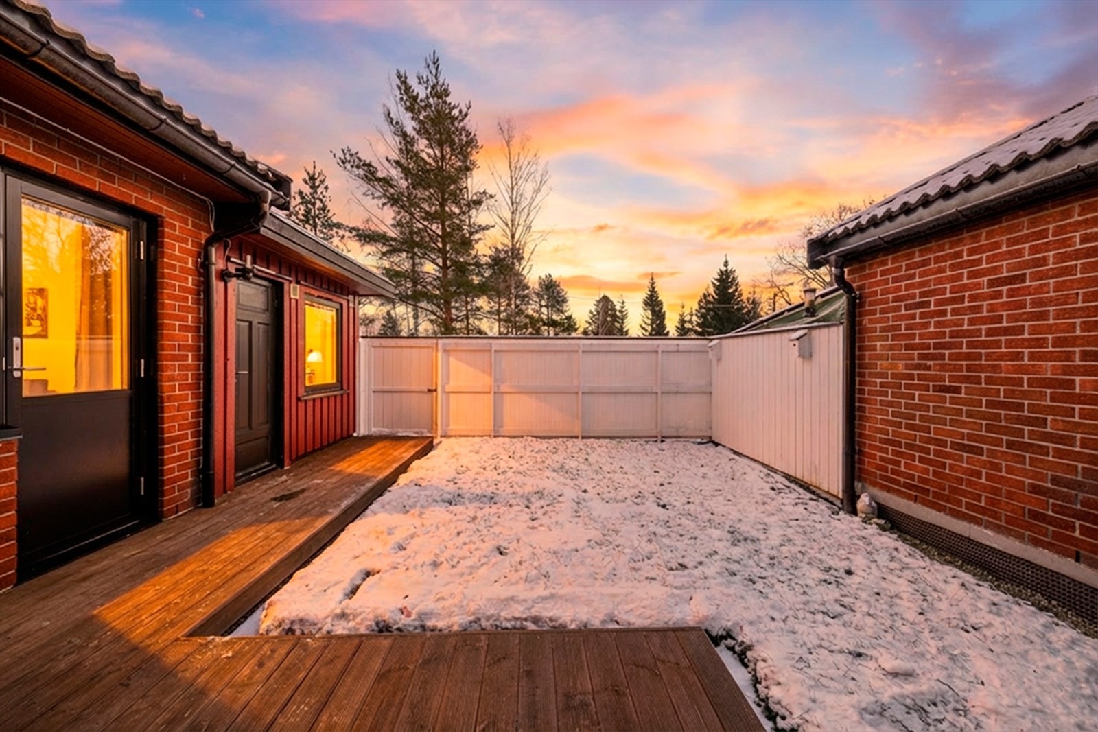 Solrikt atrium med terrasse og lunt hageområde, ingen gjenboere- fra hage er det adkomst til friareal Galleribilde