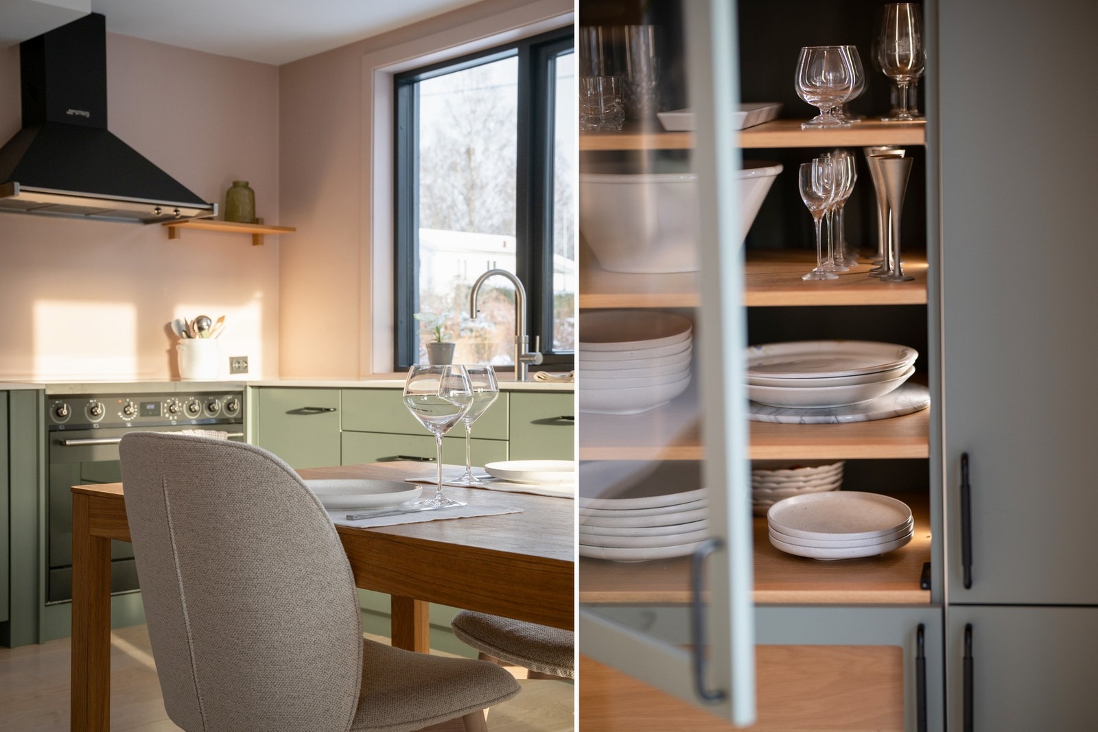 Påkostede hvitevarer fra Smeg, med stekeovn og ventilator som gir kjøkkenet et eksklusivt og helhetlig uttrykk. Galleribilde