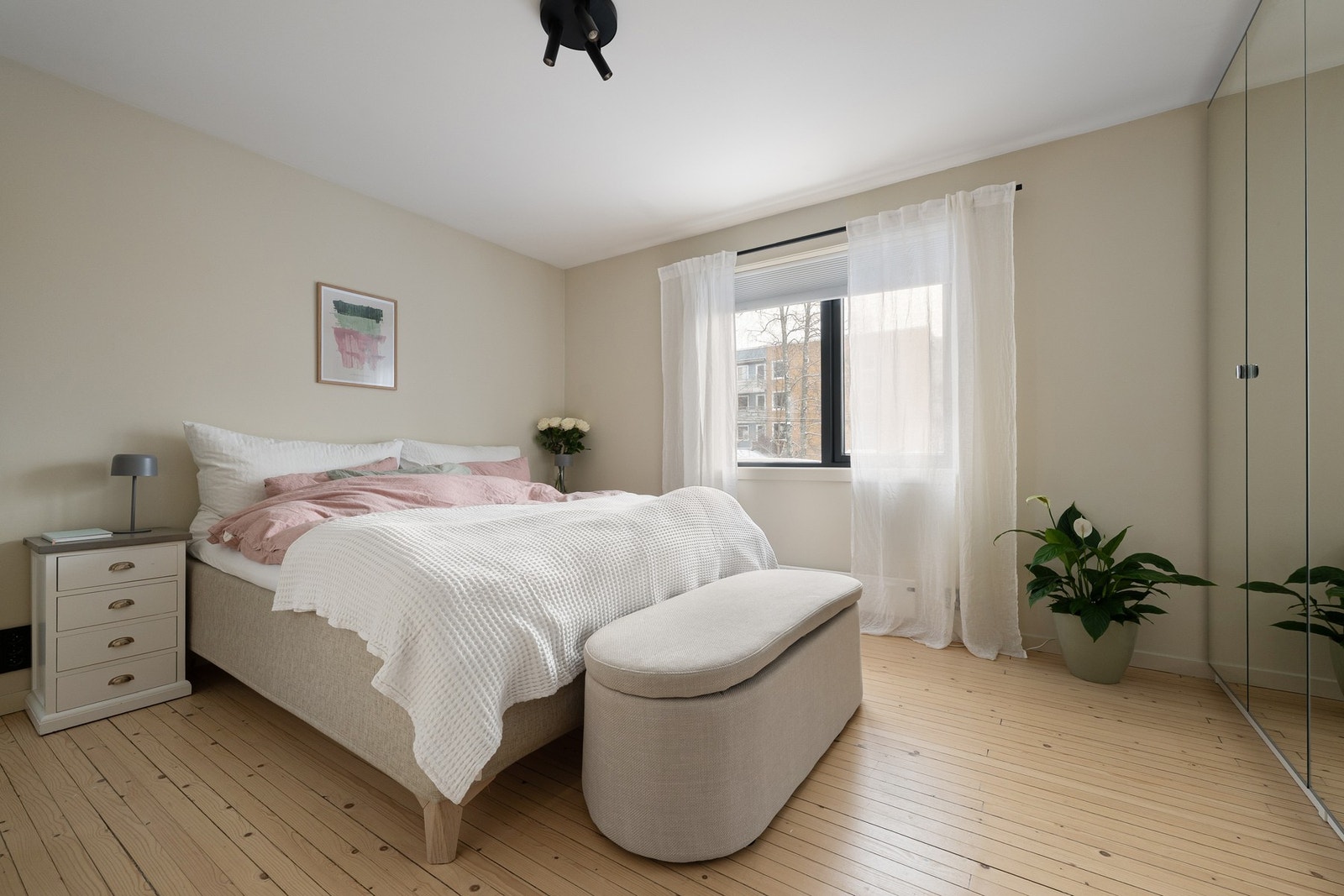 Hovedsoverom med eget, tilhørende bad (en-suite-løsning) og god skapplass. Alle garderobeskap i boligen er nye i 2023. Galleribilde