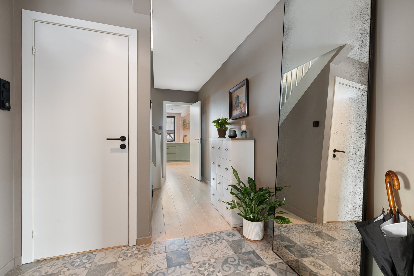 Innbydende entré med flislagt gulv og ytterdør i lakkert trevirke, utstyrt med Yale Doorman kodelås. Galleribilde