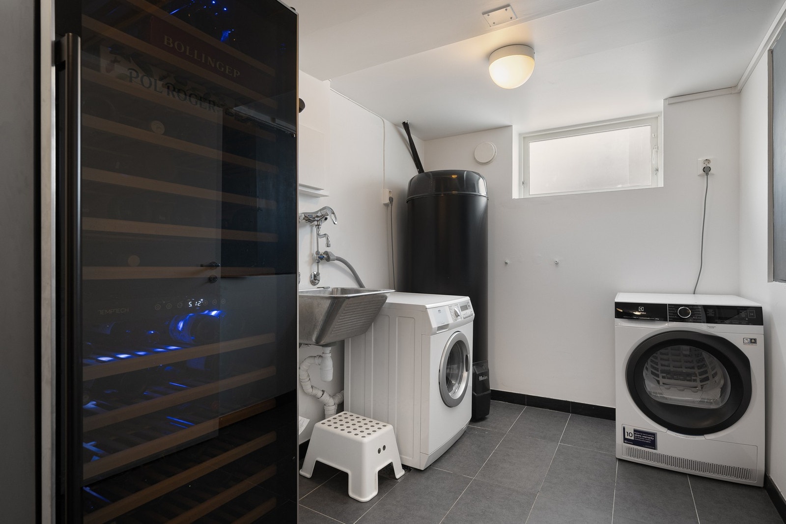 I underetasjen er det et praktisk vaskerom med sluk. Boligen har to varmtvannsberedere, henholdsvis fra 2022/23 (Høiax smartvarmtvannsbereder) på ca. 200 liter og fra 2015 på ca. 115 liter. Galleribilde