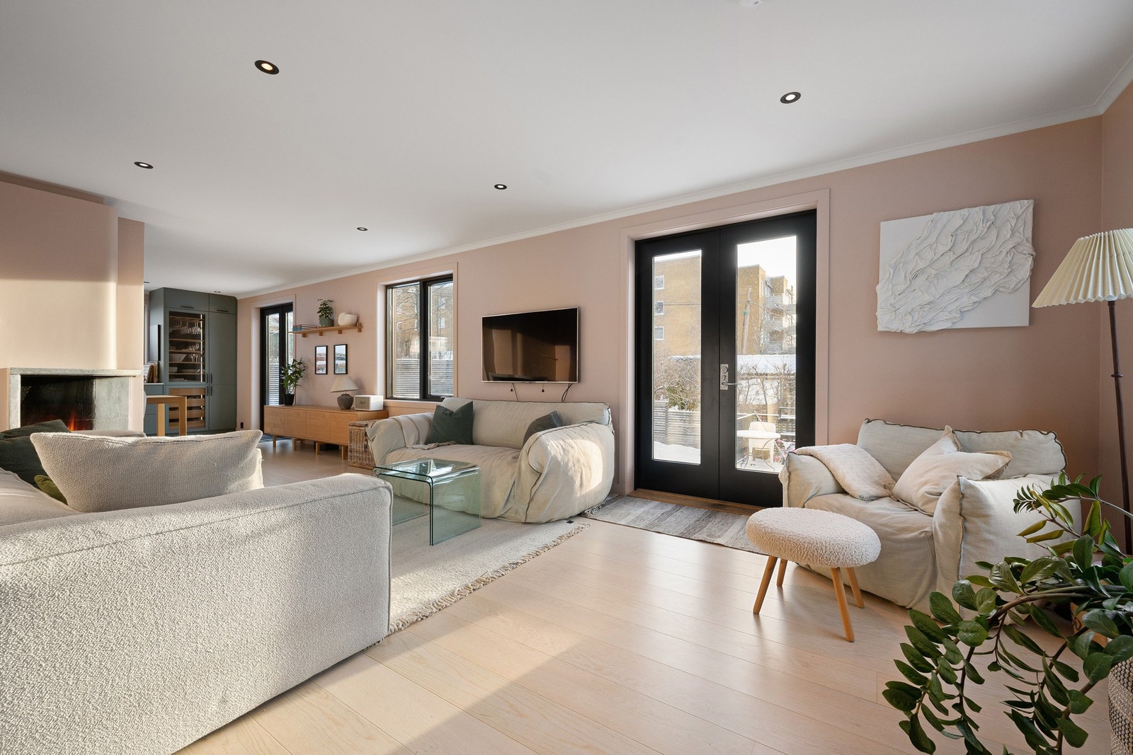 1. etasje består av et romslig og lyst oppholdsrom med stue, spisestue og kjøkken, med direkte utgang til terrasse og hage. Galleribilde