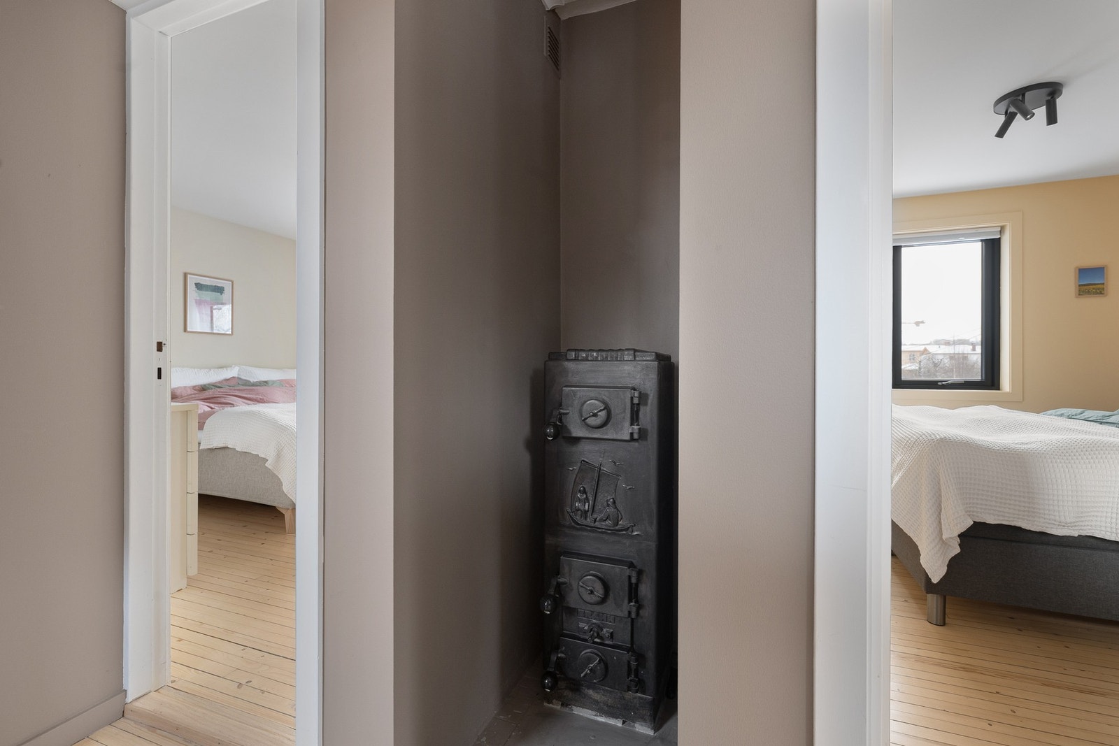 Klassisk vedkamin i trapperommet som tilfører boligen ekstra sjarm og karakter. Galleribilde