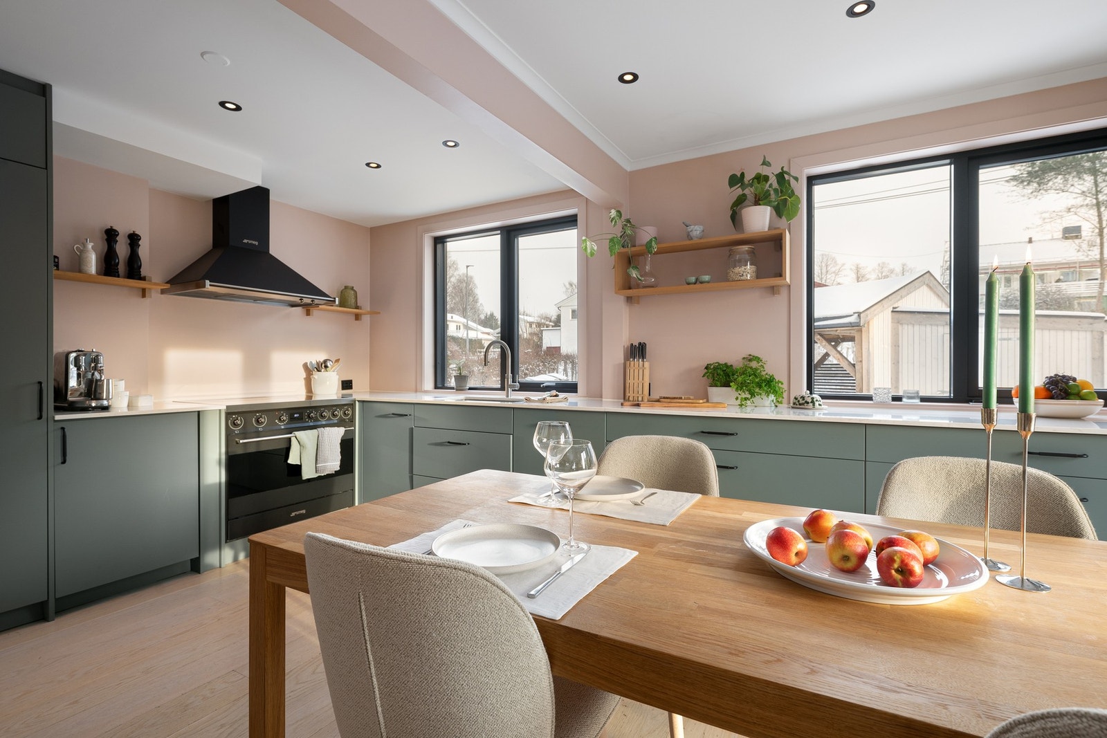 Downlights i himling gir behagelig belysning, og det er installert lekkasjevarsler med vannstopp. Galleribilde