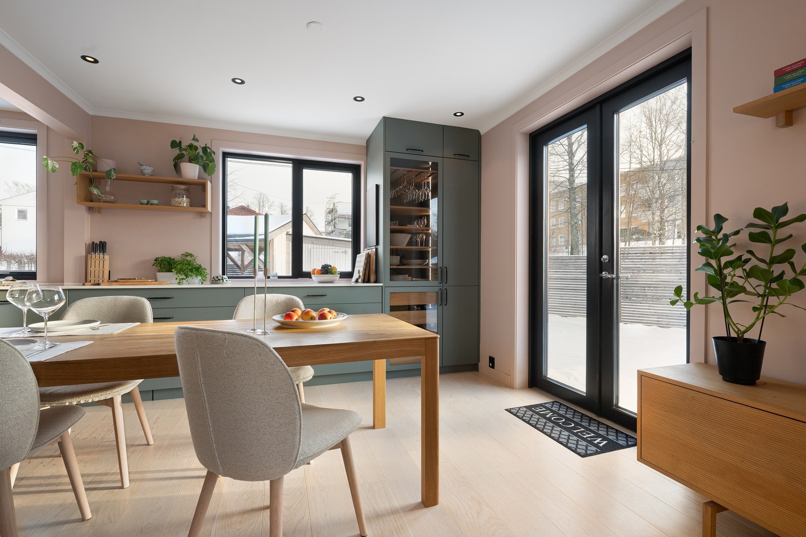 Kjøkkenet har godt lysinnslipp og en naturlig plass for spisebord. Galleribilde