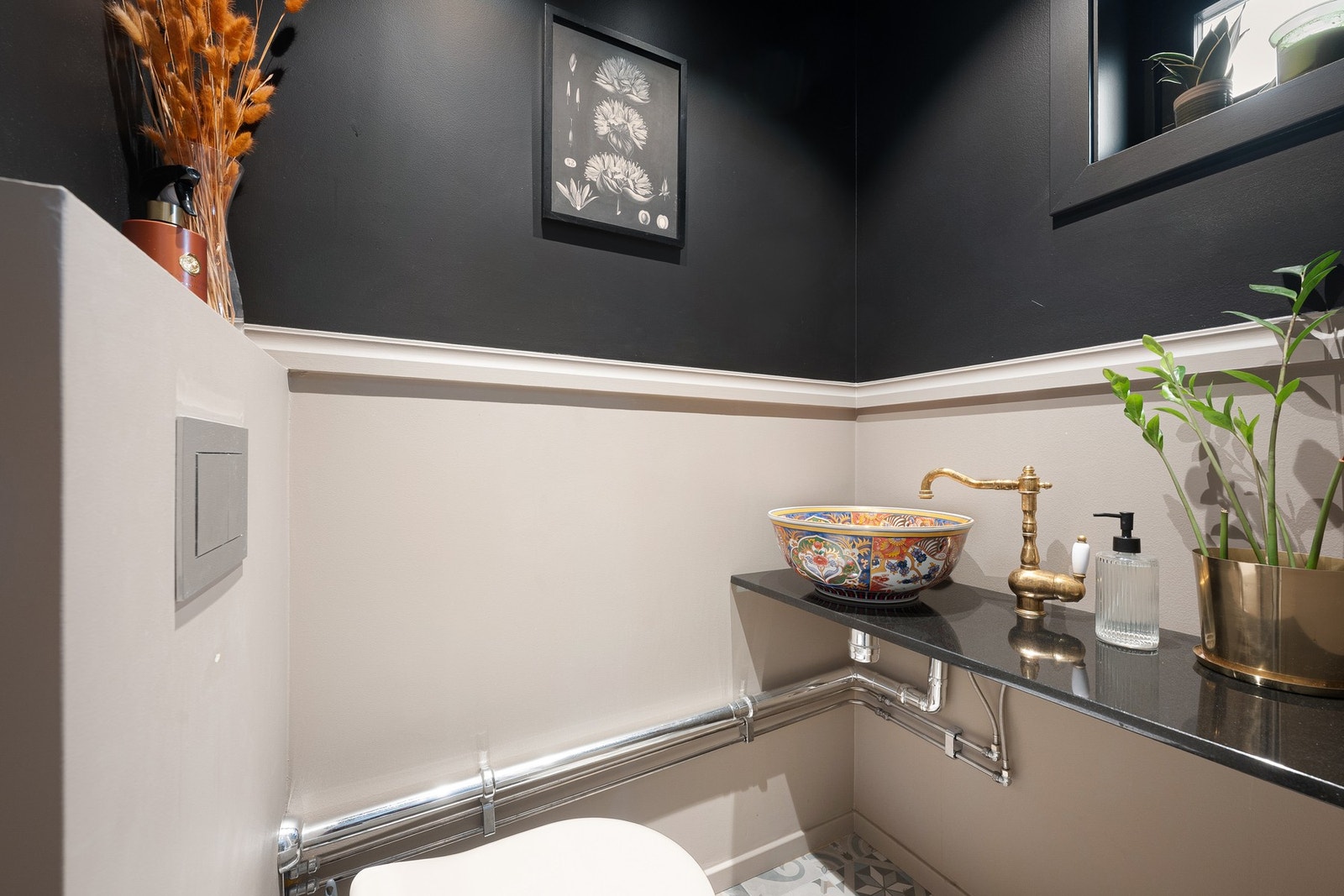 I tilknytning til entréen ligger et nyetablert toalettrom fra 2023, utført av faglært rørlegger og med et moderne uttrykk. Galleribilde