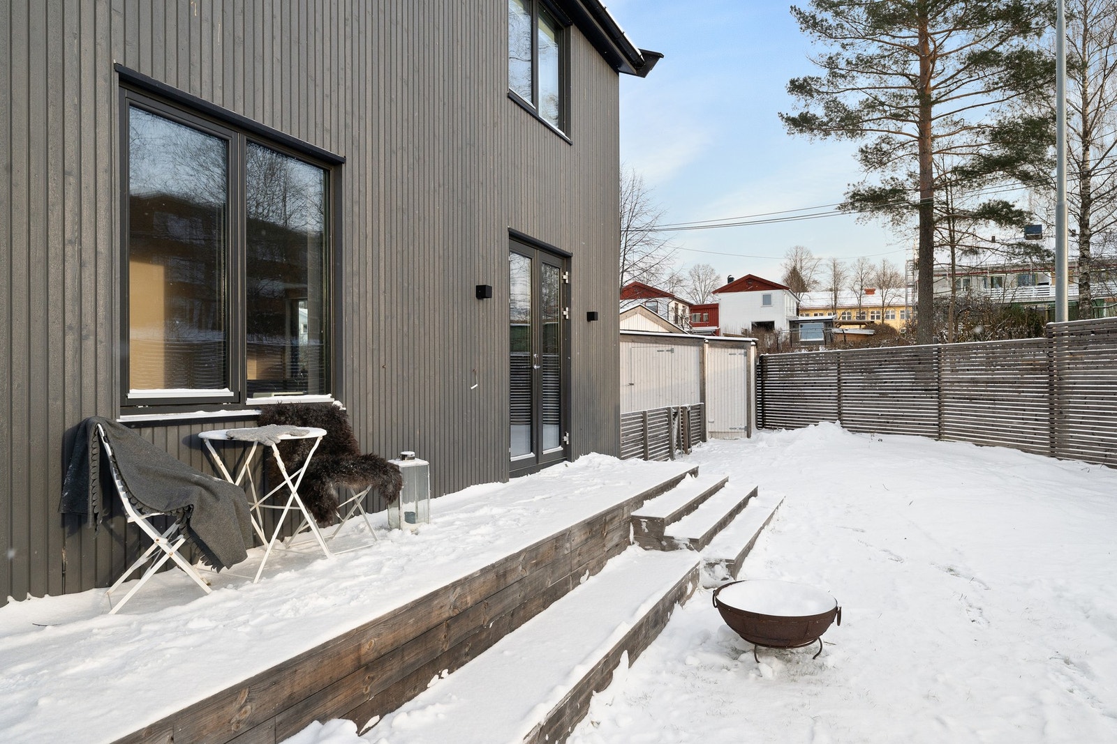 Boligen har kort avstand til servicetilbud, offentlig kommunikasjon og fine tur- og rekreasjonsområder. Galleribilde