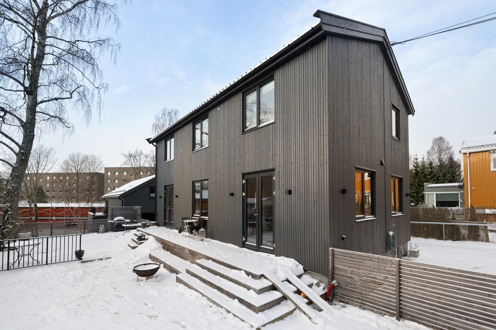 Rolig og barnevennlig beliggenhet i blindvei på Huseby, med kort vei til barnehager, skoler, kollektivtransport, servicetilbud og flotte turmuligheter. Galleribilde