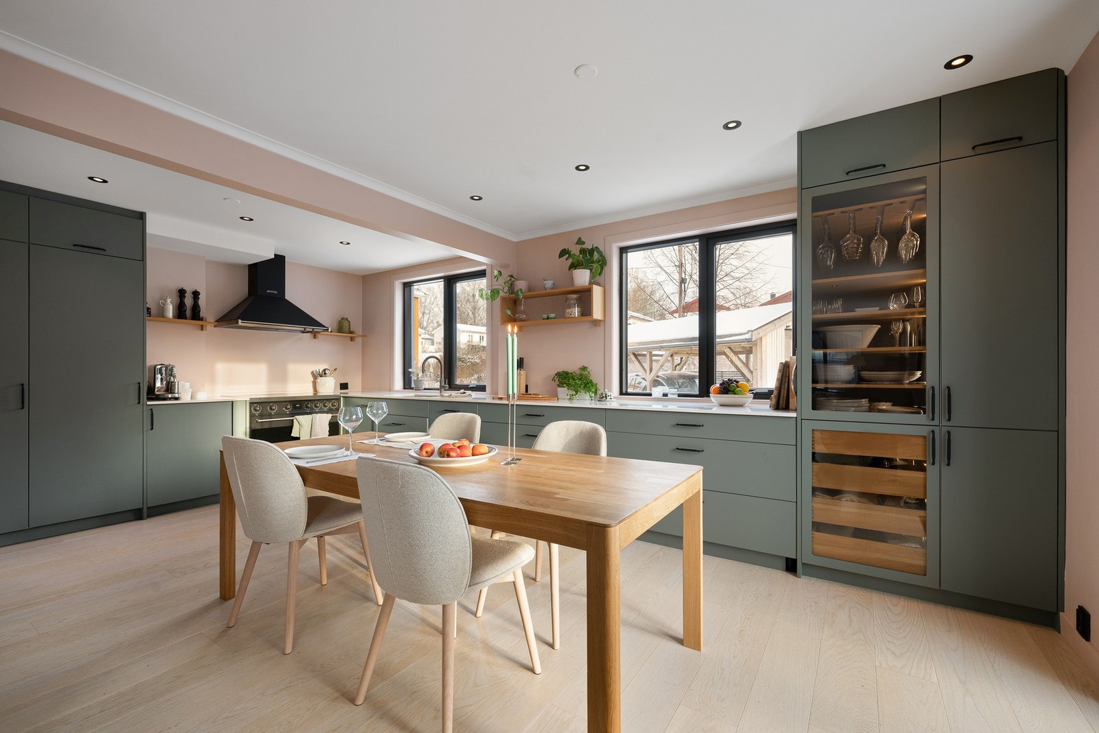 Kjøkkenet er tilnærmet fullstendig oppusset av nåværende eiere og har innredning fra KVIK. Galleribilde