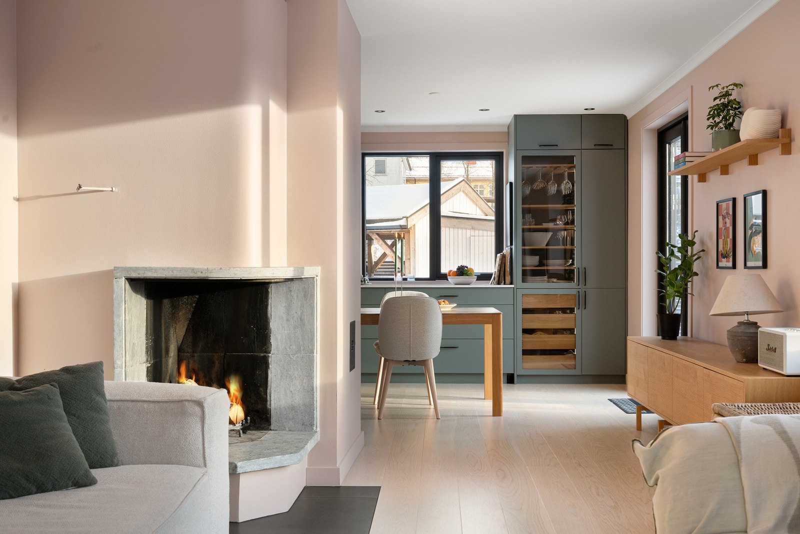 Åpen stue- og kjøkkenløsning, samtidig som stuen ligger naturlig og behagelig skjermet fra kjøkkenet. Galleribilde