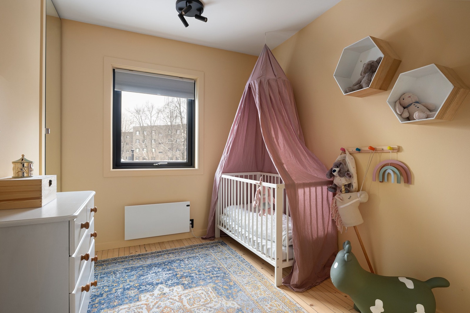 Soverom 3 med gjennomført fargevalg, originale tregulv og godt lysinnslipp fra nytt vindu fra 2022. Egner seg godt som barnerom, gjesterom eller kontor. Galleribilde