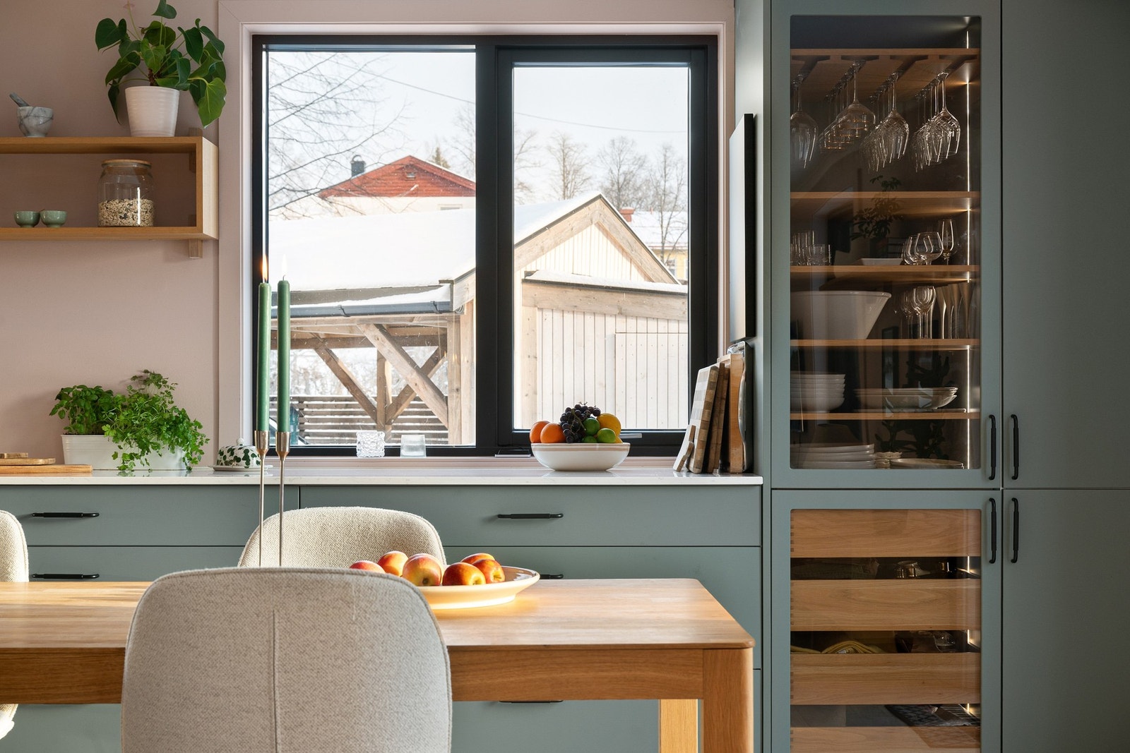 Kjøkkenløsningen er godt egnet for barnefamilier som ønsker et sosialt og funksjonelt kjøkken. Galleribilde