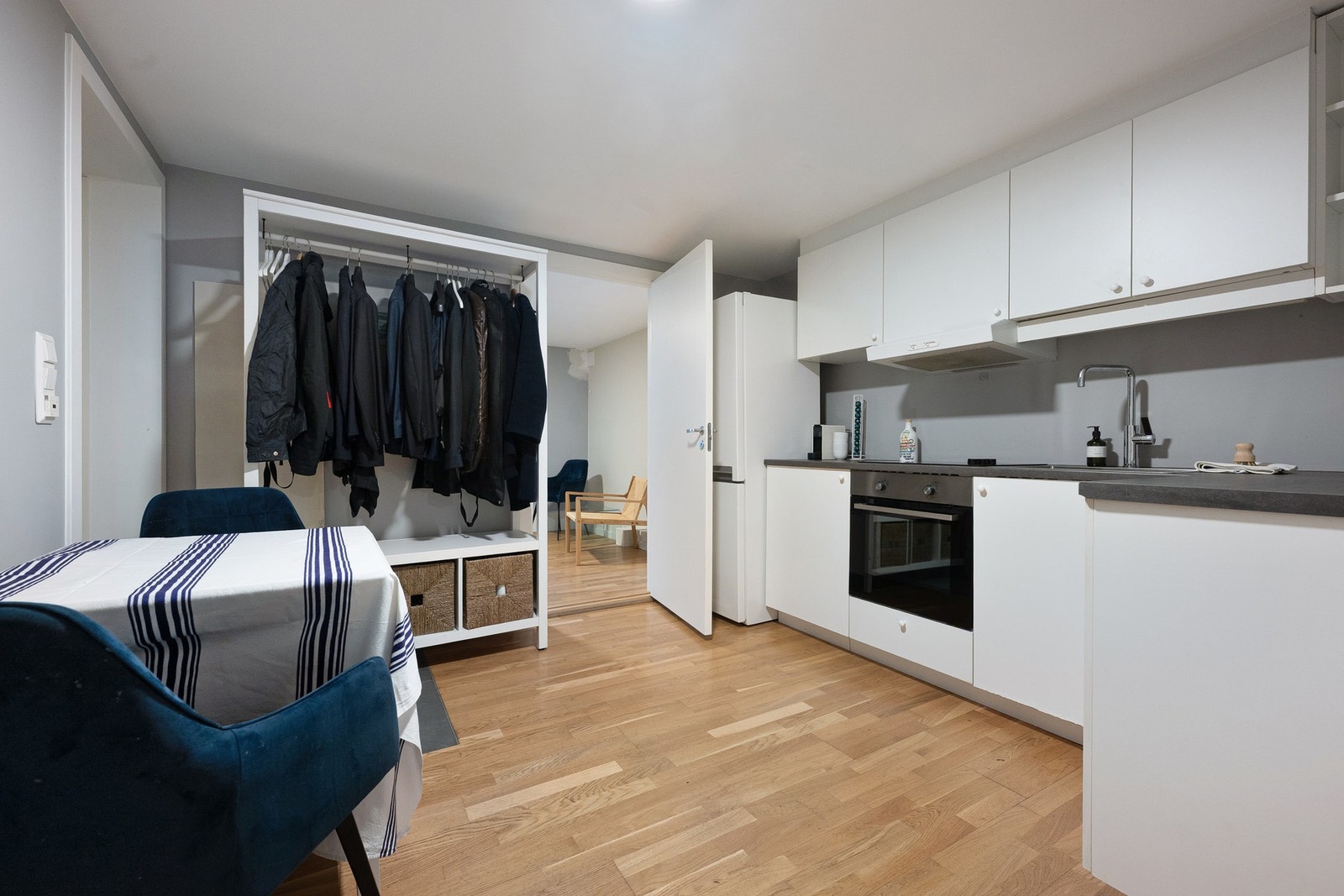 Kjøkken i underetasjen. Rommet er godkjent på tegning, men oppfyller i dag ikke krav til varig opphold grunnet terrasse over vindu og kjellernedgang. Galleribilde