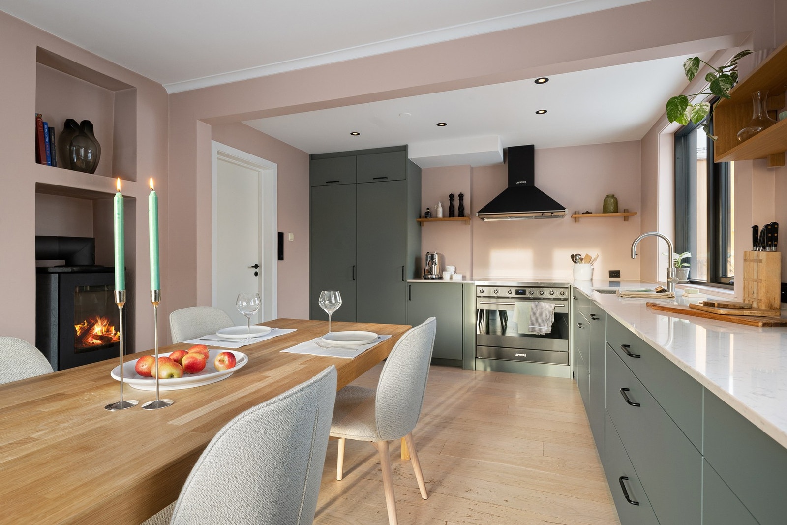 Kjøkkenet leveres med hvitevarer bestående av oppvaskmaskin, komfyr med platetopp, kjøleskap og fryseskap i full høyde. Galleribilde