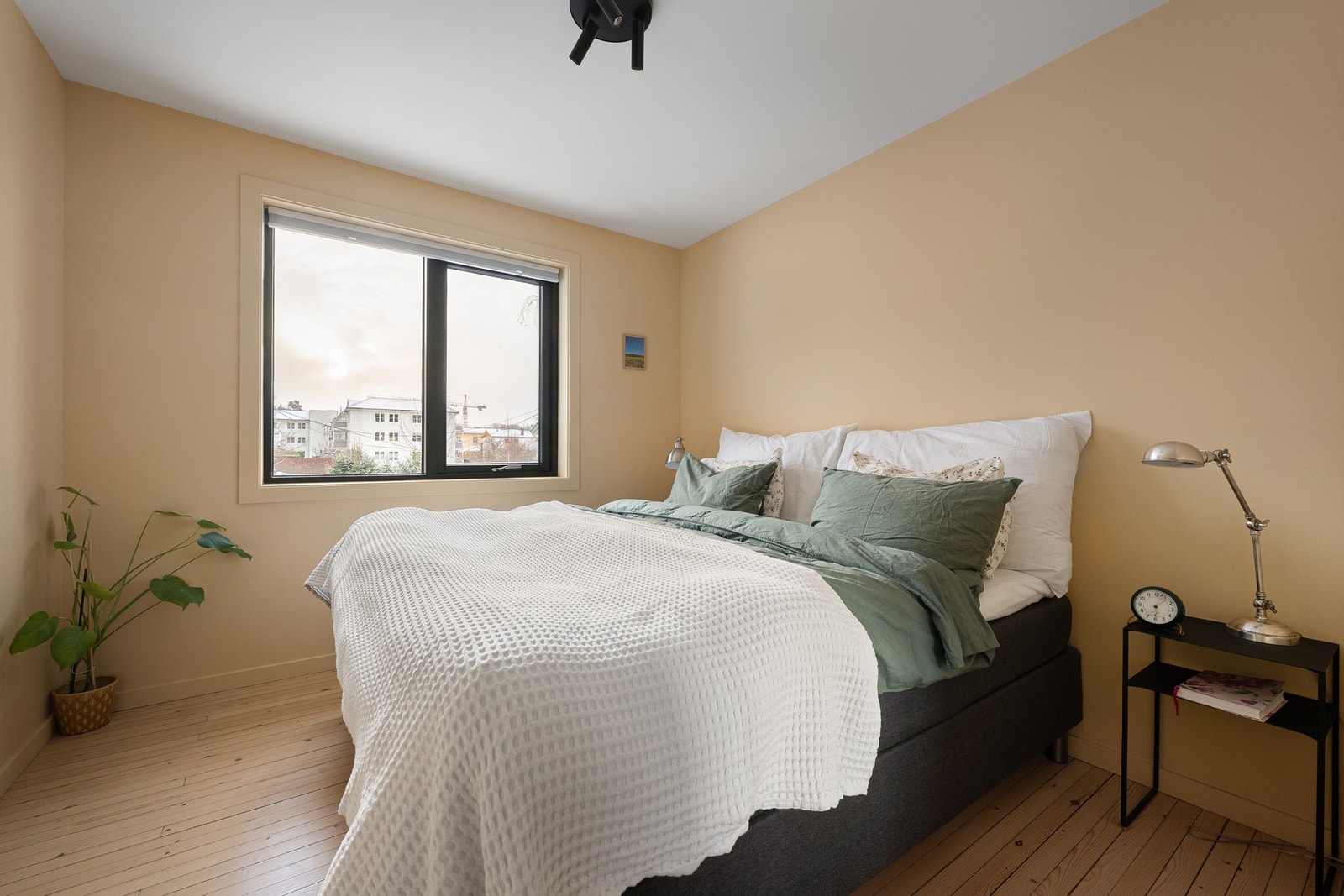 Soverom malt av nåværende eiere med gjennomført fargevalg, der gulv- og vinduslister er malt i samme tone som veggene. Nye vinduer fra 2022. Galleribilde