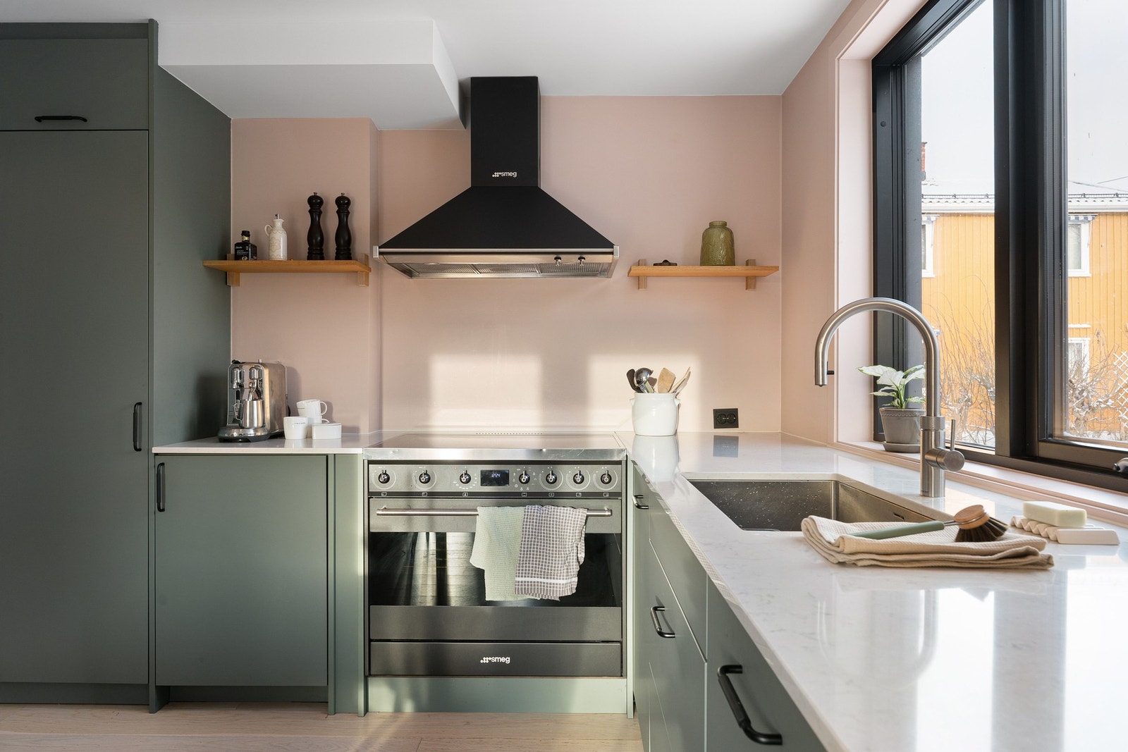 Moderne og gjennomført KVIK-kjøkken med glatte fronter, underlimt oppvaskkum og gode benke- og arbeidsflater. Galleribilde